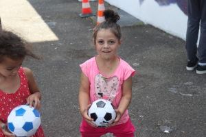 Enfants jouant avec des ballons de football